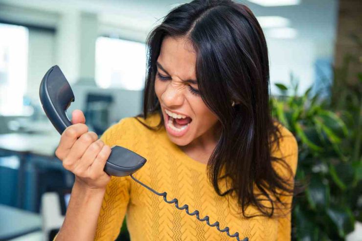 Donna arrabbiata al telefono