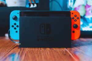 Nintendo Switch poggiata su tavolo