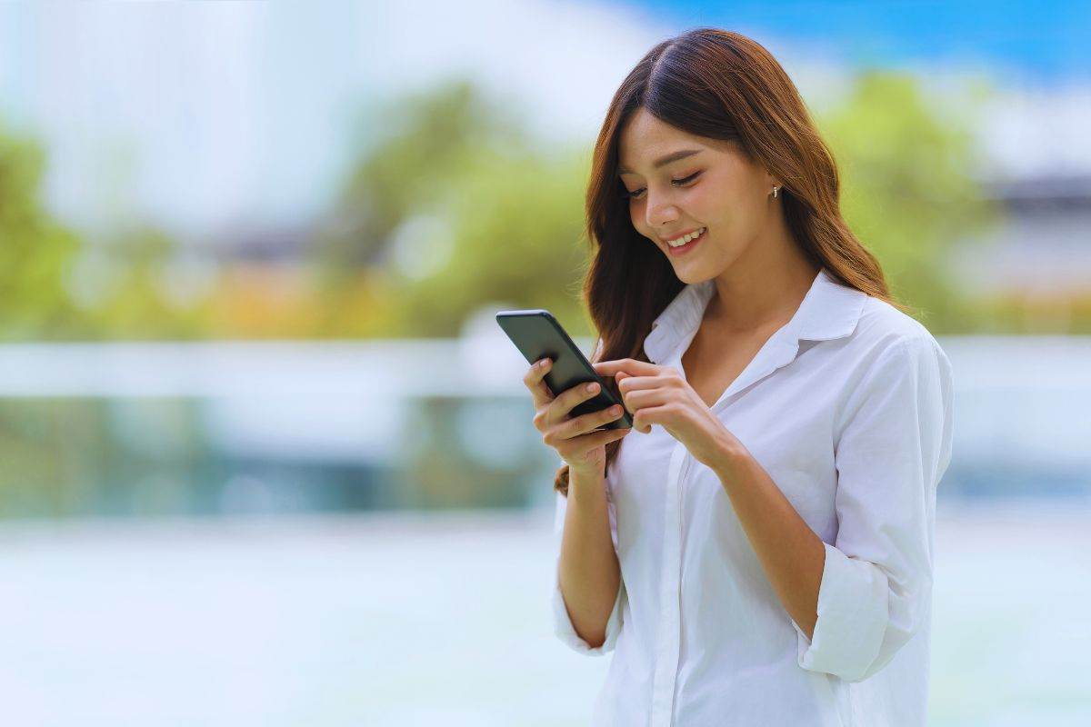 Donna che guarda contenuti su smartphone