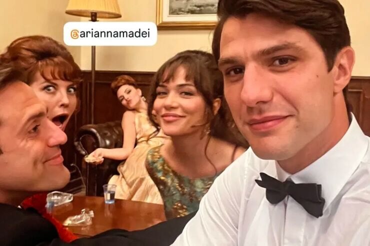 Sul set del Paradiso, selfie attori