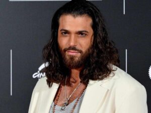 can yaman in posa