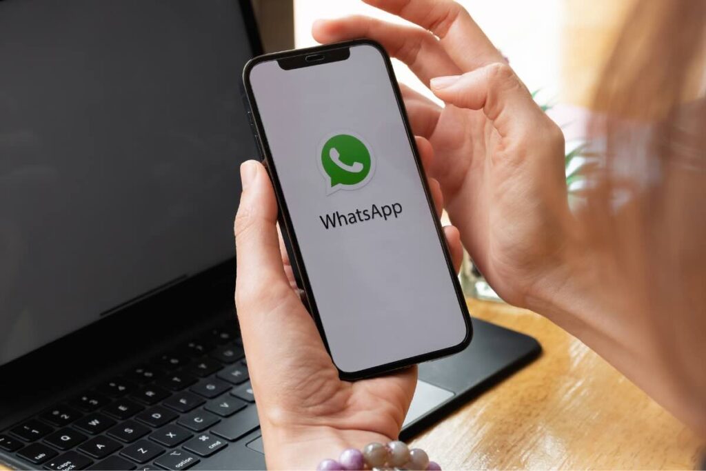 mani con smartphone con whatsapp