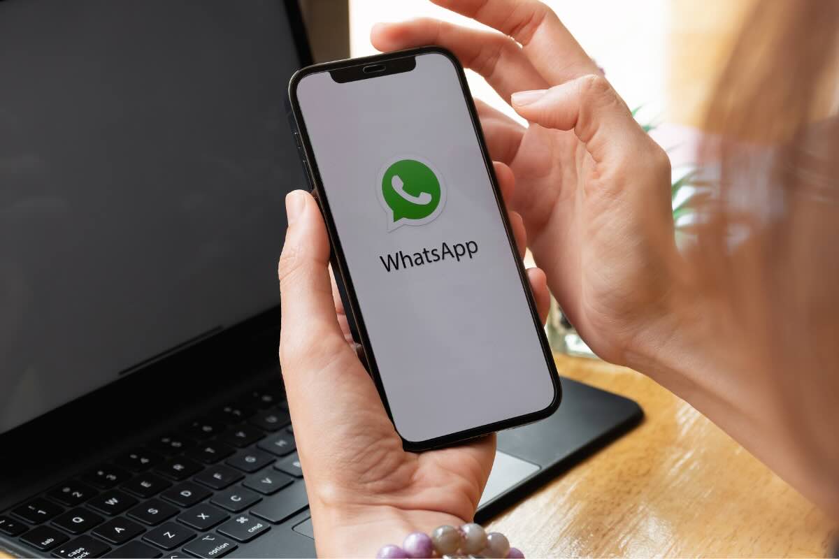 mani con smartphone con whatsapp