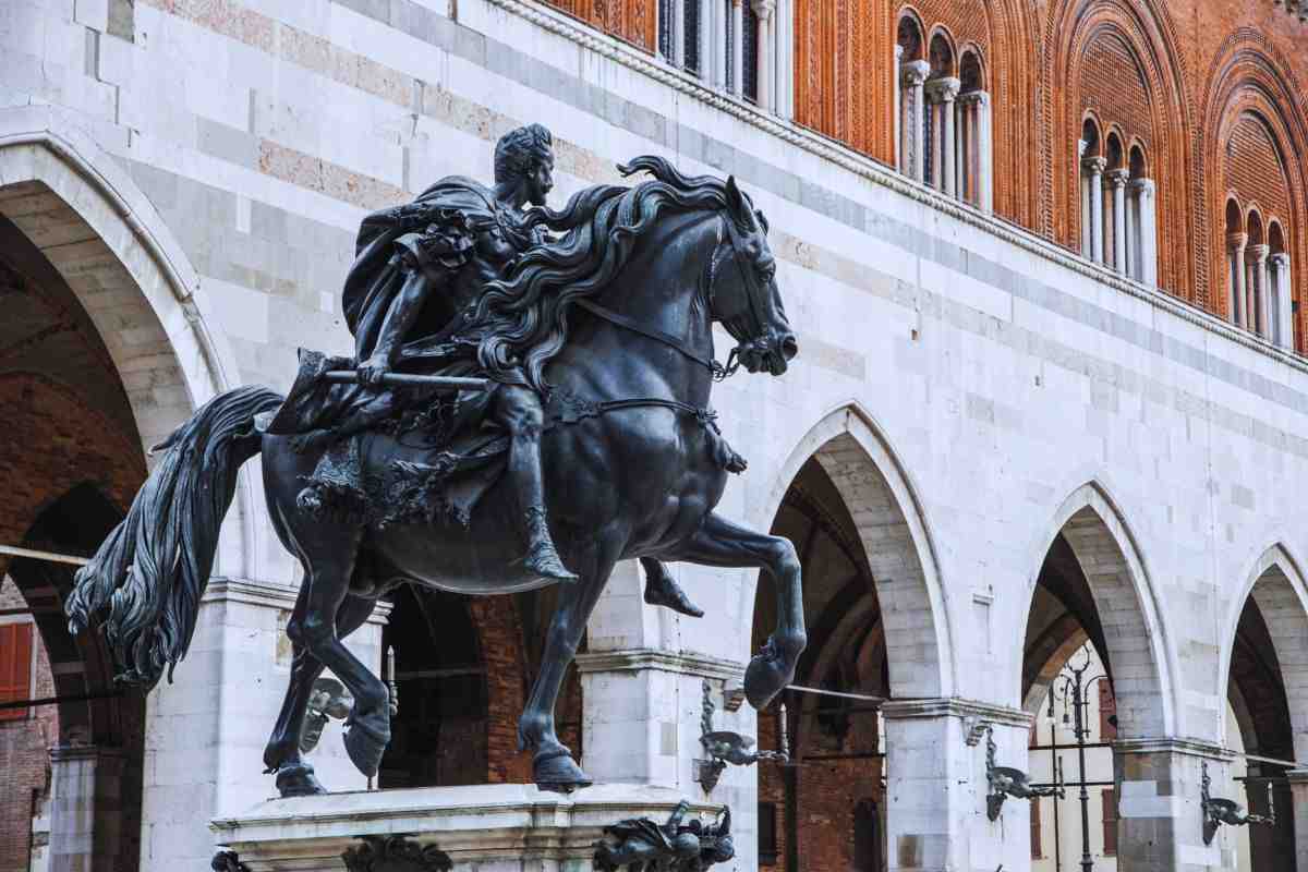 statua in una piazza