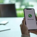 mani che tengono smartphone con whatsapp