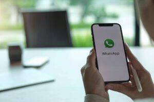mani che tengono smartphone con whatsapp