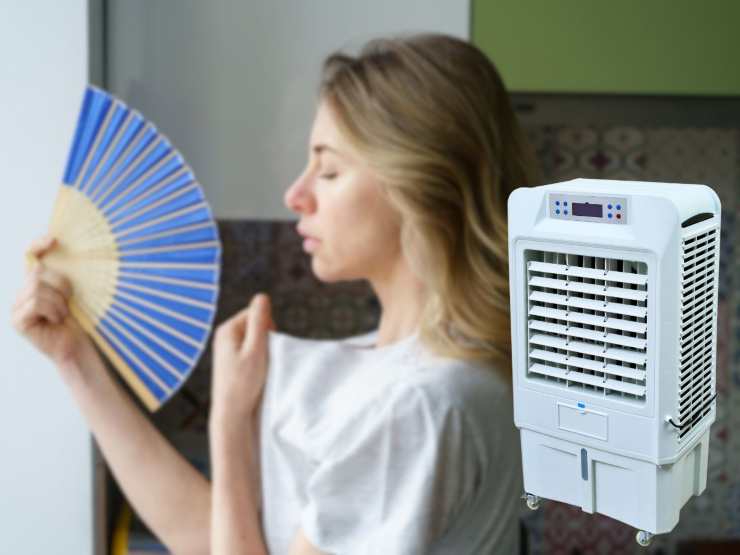 donna che utilizza il ventaglio e rinfrescator